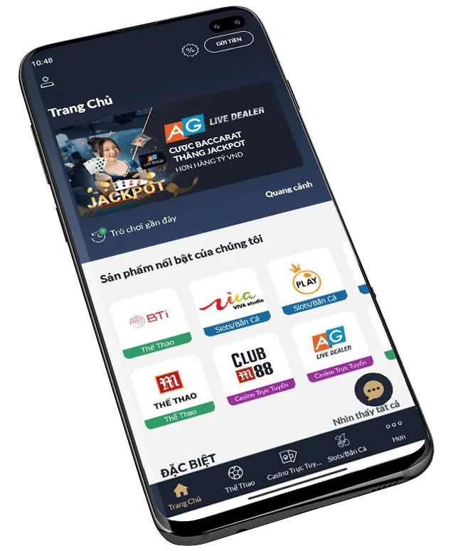 Bàn Poker với chip và bài